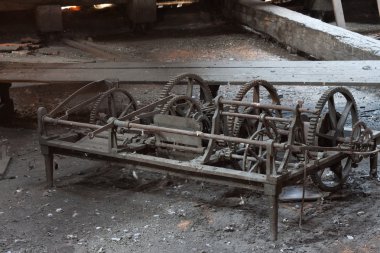 Büyük bir kule saatinin eski mekanizması