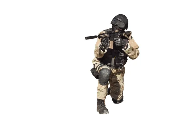 Soldato delle Forze Speciali, con fucile d'assalto, SWAT della polizia, isolato su bianco — Foto Stock