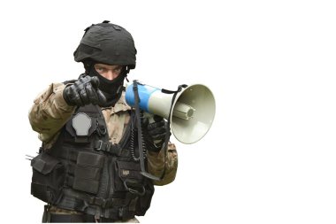 Polis üzerinde beyaz izole bir megafon içine emir bağırır.