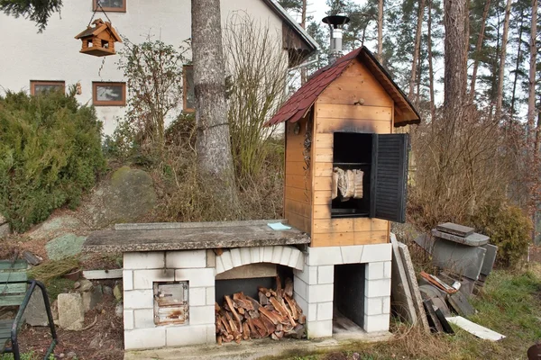 Ormanda ev smokehouse — Stok fotoğraf