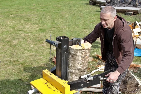 Preparing the wood for the winter, splitting — Stock Photo, Image