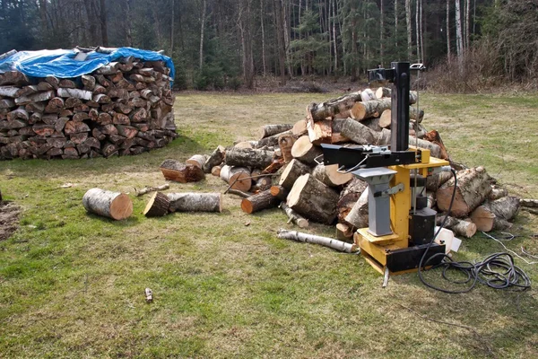 Preparation of wood for the winter, hydraulic splitter — Stock Photo, Image