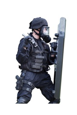 Polis bir gaz maskesi ve üzerinde beyaz izole Koruma Kalkanı