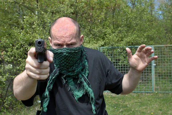 Hombre enmascarado apunta con arma — Foto de Stock