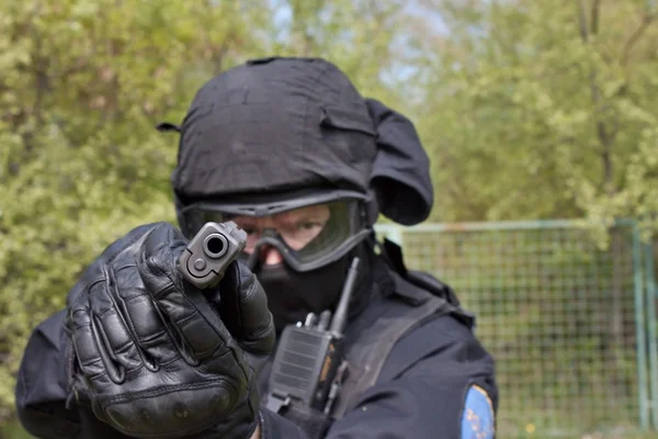 기동 경찰 카메라에 총을 가리키는 클로즈업 — 스톡 사진