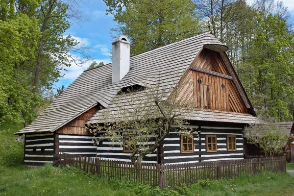 Folk museum "vesely kopec" in Tsjechië, bouwkunst, typische landelijke gebouw in de hooglanden, watermolen — Stockfoto