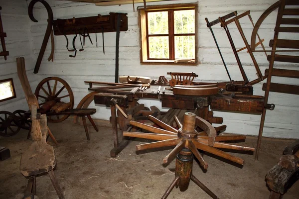 Musée folklorique "Vesely Kopec" en République tchèque, atelier de menuiserie, fabrication de roues en bois pour chariots — Photo