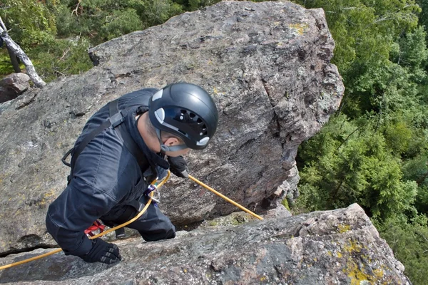 Uma unidade especial de polícia treinando em uma corda, medo de alturas — Fotografia de Stock