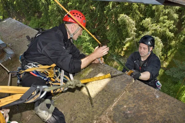 Una unidad especial de policía entrenando en una cuerda, miedo a las alturas — Foto de Stock