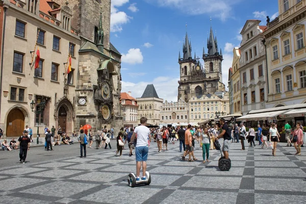 Praha, Česká republika - 14 července 2014: pohled ze starého města Pražského orloje — Stock fotografie