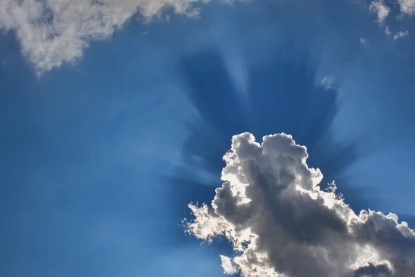 Rayos del sol detrás de las nubes, mirada dramática — Foto de Stock
