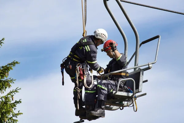 Practicing emergency rescue passengers. — Stock Photo, Image