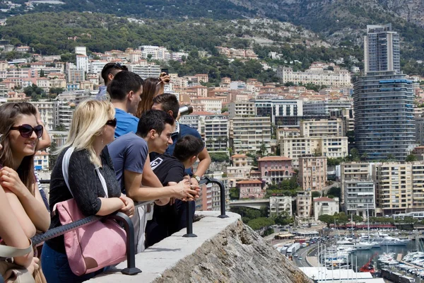 PRINCIPAUTE DE MONACO- JUNE 26, 2014 : Tourists watching from the Prince's Palace on luxury yachts dock — Stock Photo, Image