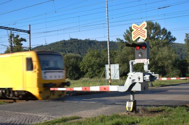 Sarı tren gates ile demiryolu Geçidi üzerinden gider.