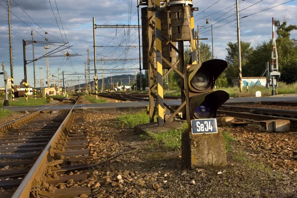 Il semaforo mostra il segnale rosso sulla ferrovia. Luce blu — Foto Stock