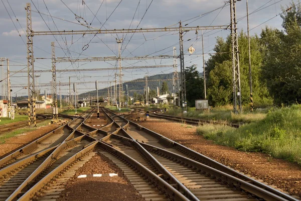 Innan du korsar järnvägsstationen — Stockfoto