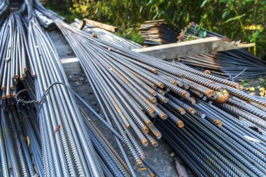 İnşaat inşaat inşaat inşaat inşaat inşaat inşaat çelik takviyesi binanın beton yapısı. Somut kanıtlara hazırlama.