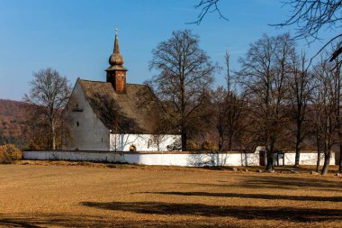 Veveri Şatosu yakınlarındaki Kutsal Ana Kilisesi, Moravya, Çek Cumhuriyeti. 13. yüzyılda yapılmış. Şehir kilisesi. Güneşli bir sonbahar günü. 