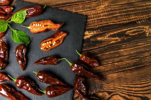 Piment Sur Fond Bois Piment Très Chaud Chocolat Naga Bhut — Photo