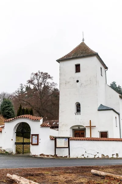 Zdarec köyündeki Aziz Peter ve Paul 'un gotik kır kilisesinin manzarası. Çek Cumhuriyeti 'nin Avrupa' daki köy kilisesi. Sisli sonbahar günü.