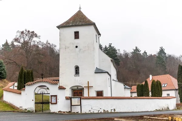 Uitzicht Gotische Plattelandskerk Peter Paul Het Dorp Zdarec Landskerk Tsjechië — Stockfoto