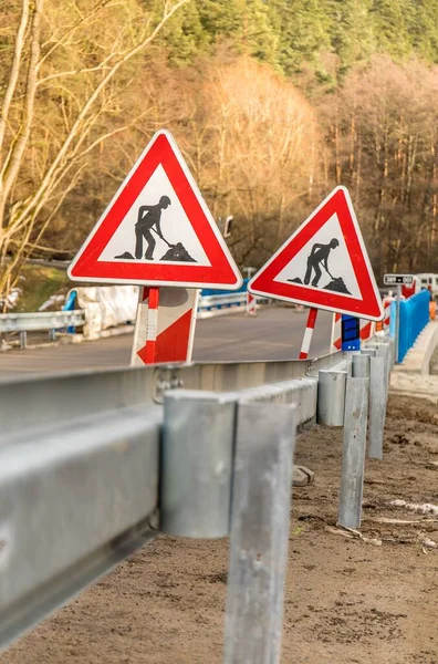 Дорожные Знаки Работают Дороге Завершающие Работы Строительству Моста Проселочной Дороге — стоковое фото