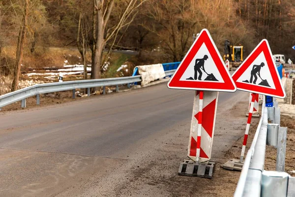 道路標識は道路上で動作します チェコ共和国の田舎道に橋を架ける仕事を終えた 工事現場を通る通路 — ストック写真