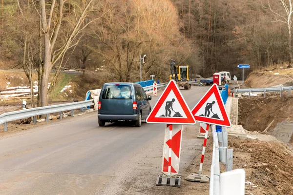 Vägskyltar Vägen Slutförande Arbetet Med Att Bygga Bro Landsväg Tjeckien — Stockfoto