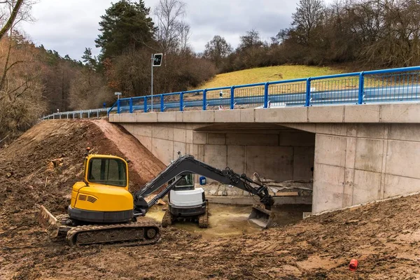 Excavator Adjusts Terrain New Bridge Finishing Work Construction Bridge Country — Stock Photo, Image