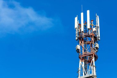 Telekomünikasyon kulesi 4G ve 5G hücresel. Hücre Alanı Üs İstasyonu. Kablosuz İletişim Anten Vericisi. Yeşil anlaşma.