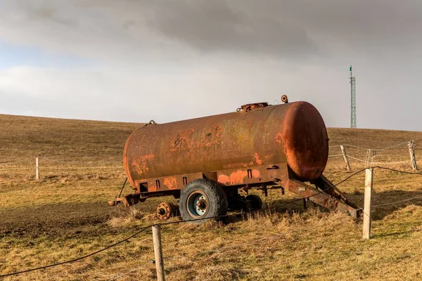 Wassertank Tränke Für Rinder Auf Der Weide Tschechien Leere Weide — Stockfoto