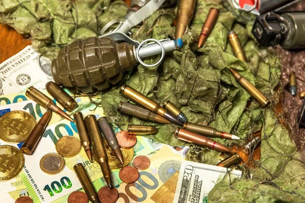 Wsparcie Dla Ukrainy Wojna Ukrainie Monety Banknoty Euro Oraz Naboje — Zdjęcie stockowe