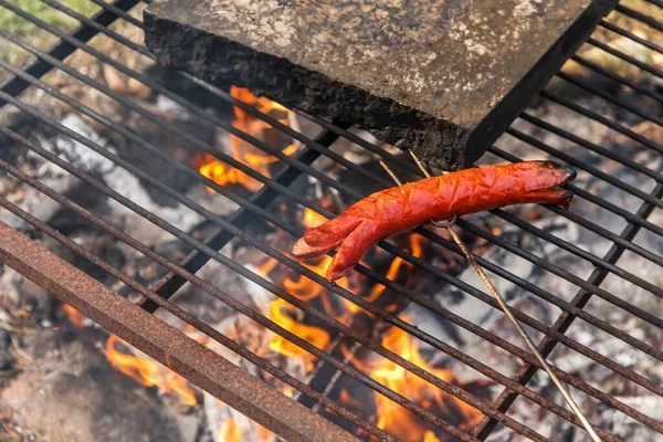 Hot Dogs Sur Barbecue Chaud Flamboyant Faire Griller Les Saucisses — Photo
