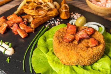 Fırında krema. Kızarmış peynirli cips ve pastırma. Kızarmış peynir ve yeşil salata..