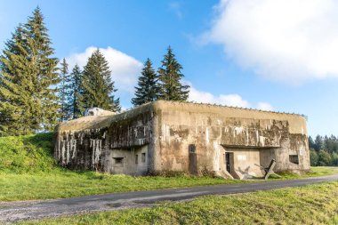 CZECH REPUBLIC, Orlicke Hory - 26 Eylül 2022: İkinci Dünya Savaşı 'ndan kalma Çek savaş sığınağı. 1936-1938 yılları arasında inşa edilen Sınır Askeri Kalesi 