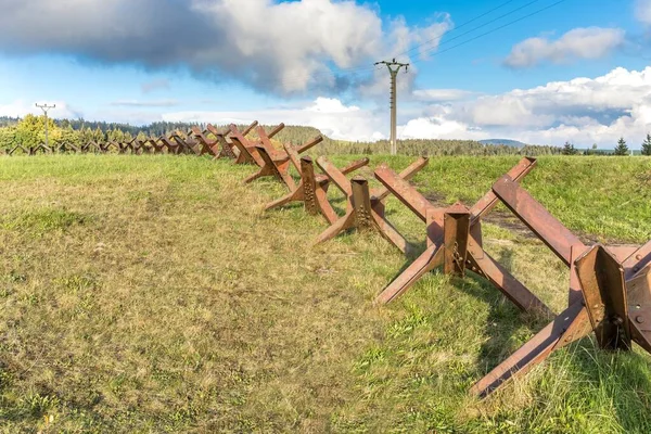 Fortificazioni Anticarro Sull Erba Verde Estiva Riccio Concetto Difesa Fortezza — Foto Stock