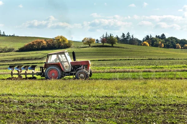 Old Red Tractor Plowing Autumn Farmer Membajak Ladang Jerami Dalam — Stok Foto
