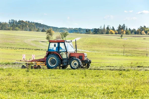 Traktor Merah Mengubah Rumput Menjadi Kering Untuk Jerami Republik Ceko — Stok Foto