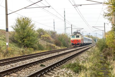 Sisli bir sonbahar sabahında elektrikli bir yolcu treni çalışır. Çek Cumhuriyeti 'nde Hradcany köyü yakınlarında bir demiryolu hattı. Tren yolcu taşımacılığı.