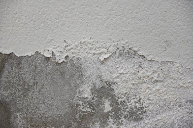 Boş eski duvar dokusu arka plan, boyanmış sıkıntılı duvar yüzeyi hasarlı alçıyla Grunge pejmürde bina cephesi, çatlak duvar kabuğu rengi.