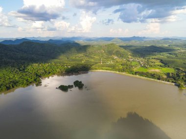 Reservoir, Aerial view River Forest Doğa Ormanı Yeşil Ağaç, Üst Manzara Nehir Gölet Suyu, Ada Yeşil Ormanı Güzel Çevre Ormanları Göl