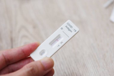 Covid-19 antijen test kiti elinde, burun çubuğuyla Covid-19 testi yapıldı. Coronavirüs salgını sırasında hızlı antijen testi