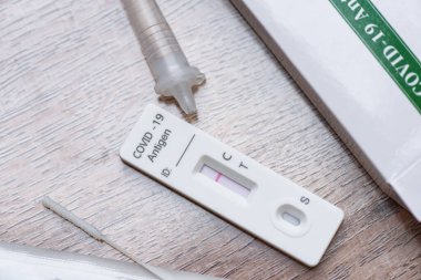 Masada Covid-19 antijen test kiti var, burun çubuğuyla Covid-19 testi yapıldı. Coronavirüs salgını sırasında hızlı antijen testi