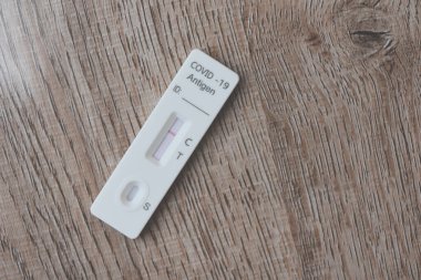 Masada Covid-19 antijen test kiti var, burun çubuğuyla Covid-19 testi yapıldı. Coronavirüs salgını sırasında hızlı antijen testi