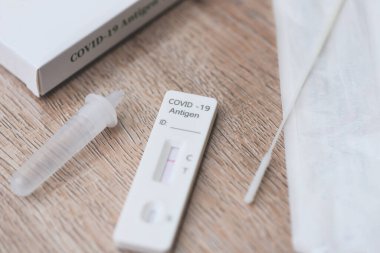 Masada Covid-19 antijen test kiti var, burun çubuğuyla Covid-19 testi yapıldı. Coronavirüs salgını sırasında hızlı antijen testi