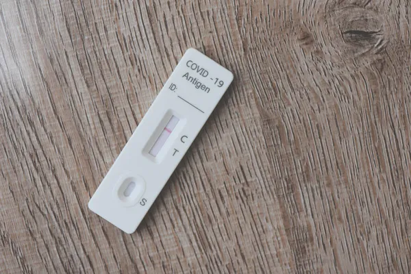 Masada Covid-19 antijen test kiti var, burun çubuğuyla Covid-19 testi yapıldı. Coronavirüs salgını sırasında hızlı antijen testi