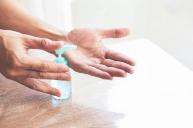 El temizleme jeli el yıkama jeli alkol jeli veya antibakteriyel sabun dezenfektanı ile el temizliği, Covid-19 hijyen virüsün mikrop ve bakteri koronavirüs salgınını önler.