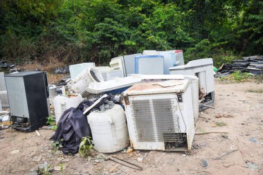 Elektronik atık geri dönüşüme hazır, kullanılmış elektronik ve ev eşyaları yığını atık bölümü bozuk veya çöp geri dönüşümüne hasar vermiş