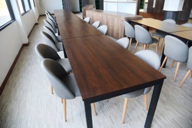 Odadaki masa sandalyesi seti, ofisteki modern tarz toplantı odası pencereler, modern toplantı odası iç mekan.