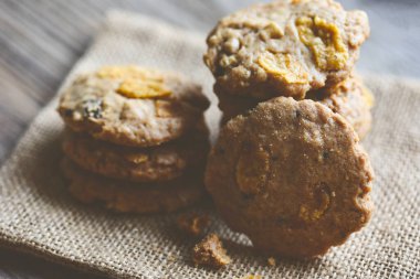 Çuval masa arkasında çikolatalı kurabiyeler, kurabiye tanelerini kapatın.